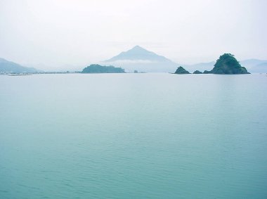 Bulutlu bir günde Japon Denizi