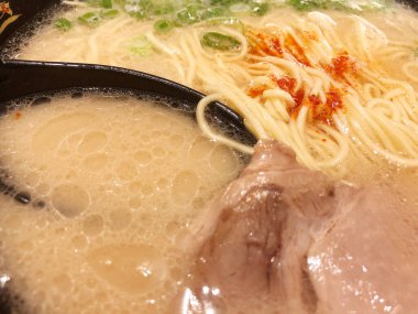 Domuz etli makarna çorbası.