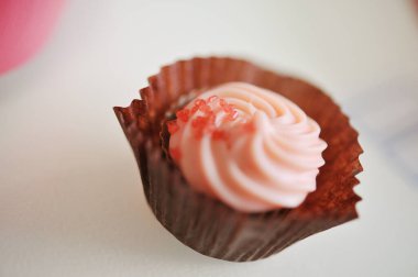 Ağda kağıdında pembe çikolata