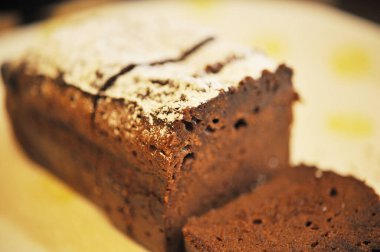 pudra şekeri ile çikolatalı kek