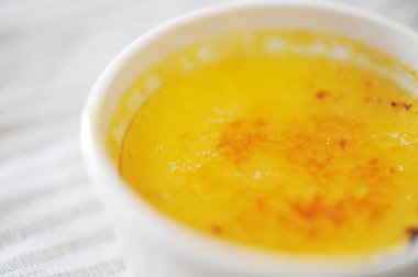 Panna cotta kahverengiye boyandı