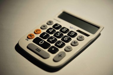 Japonya 'da yapılmış 1 dolarlık hesap makinesi.