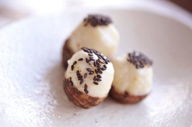 Japon mutfağında sıkça servis edilen taro ve siyah susamlı.