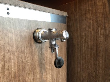 Su damlalı su sunucusu