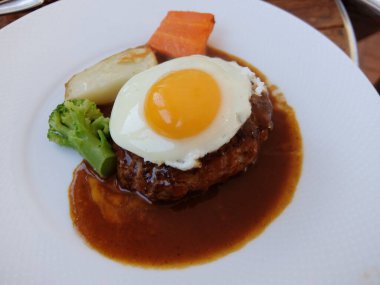 Hamburger biftek ve sahanda yumurta.