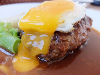 Hamburger biftek ve sahanda yumurta.