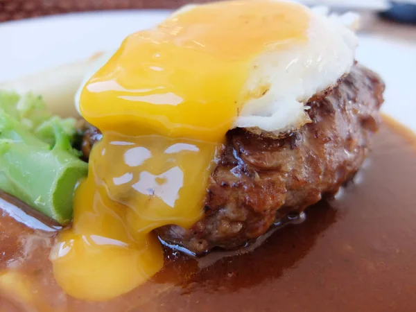 Hamburger biftek ve sahanda yumurta.