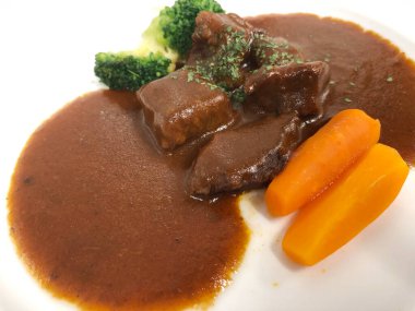 Et yumuşayana kadar güveç pişirildi.