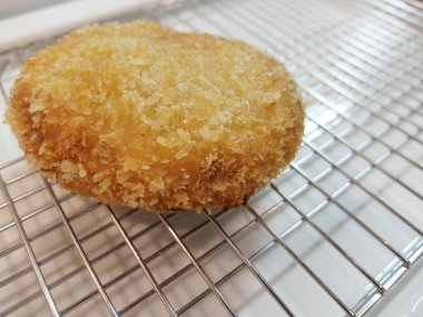 Taze kızarmış biftek kroketi.