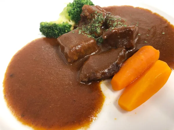 Et yumuşayana kadar güveç pişirildi.