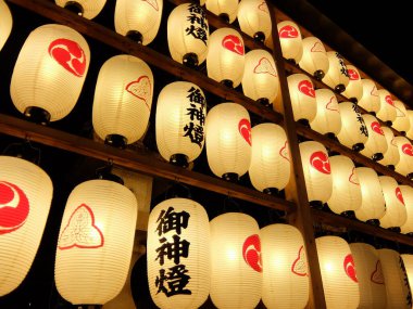 Aydınlatılmış Japon festival fenerleri