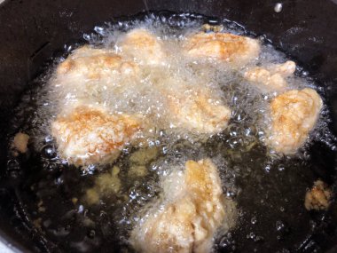 Bol yağda kızarmış tavuk.