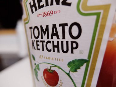 Domates ketçap etiketinin yakın çekimi..