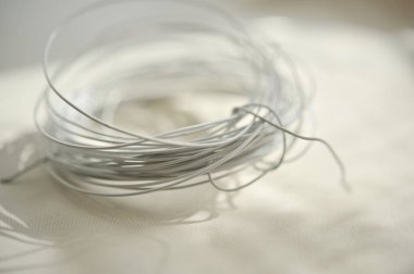 Çembere sarılı beyaz kablo