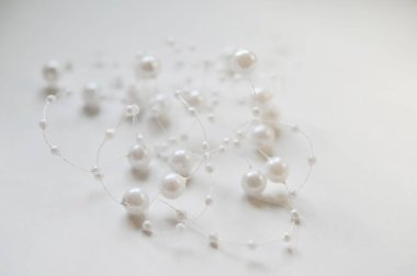 Naylon işlemeli inci kolye.