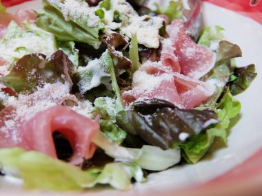 Prosciutto ile Sezar Salatası