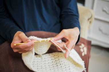 Beyaz iplikle örgü örüyorum.