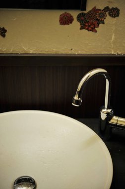 Japon tarzı bir otelde çamaşır standı.