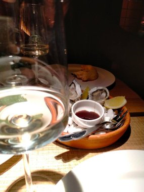 Çok renkli alkollü içecekler. İyi bir şirkette Ukrayna tortusu