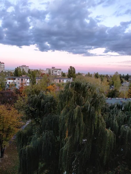 Horizonte Rosa Após Pôr Sol Nuvens Azuis Acima Dele Edifícios — Fotografia de Stock