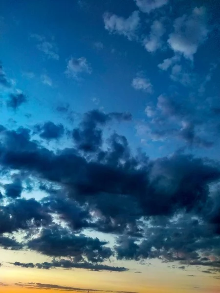 Ciel Bleu Profond Avec Gros Nuages Sombres Gonflés Dessus Une — Photo