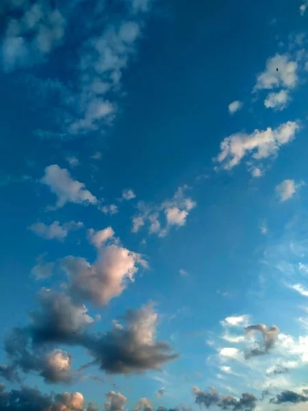 Delikatne Błękitne Niebo Puszystymi Białymi Czasami Szarymi Chmurami — Zdjęcie stockowe