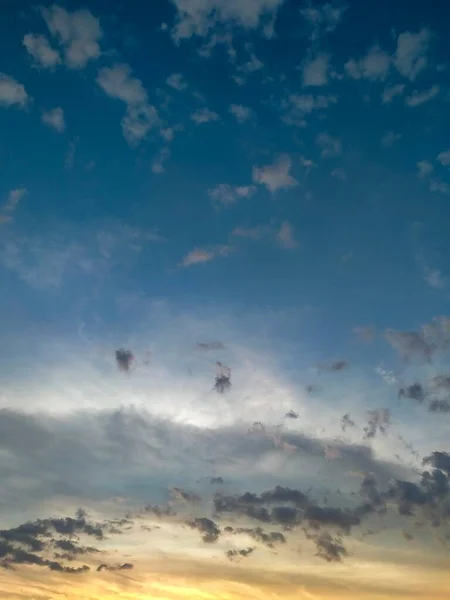 사진에는 하늘의 있었다 하늘의 윗부분은 파랗고 곳에서는 반투명 구름이다 가운데 — 스톡 사진