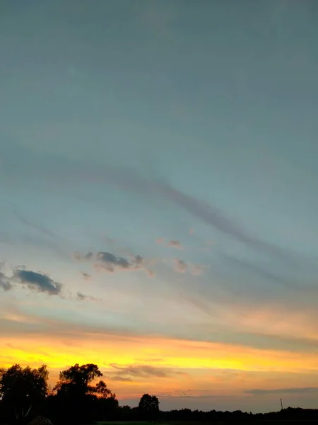 Pôr Sol Campo Céu Azul Cinza Com Uma Linha Amarela — Fotografia de Stock