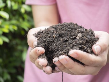 El ele tutuşan toprak, elle kirlenen toprak. Tarımsal alanda toprağı tutan eller.