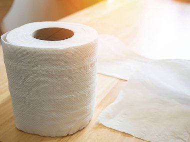 Beyaz mendil kağıt veya tuvalet kağıdı kahverengi ahşap masa içinde.