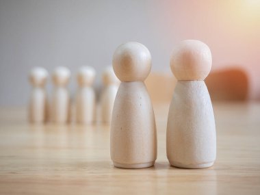 Ahşap satrançta iş liderliği kavramı. Takım çalışması için takım lideri kariyeri, iş büyümesi başarı süreci kavramı.