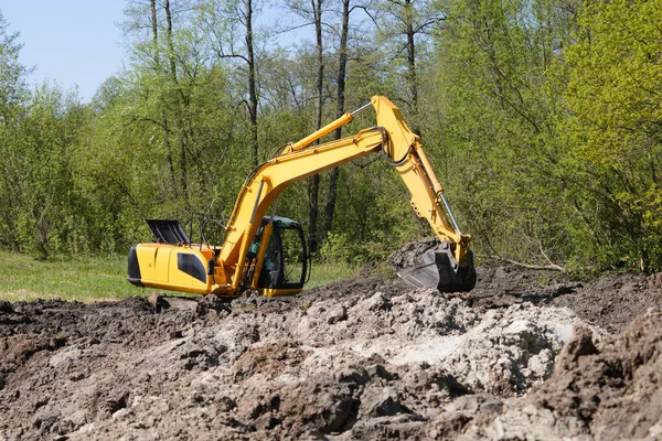 阳光明媚的日子 大型工业挖掘机在沼泽地上工作 — 图库照片