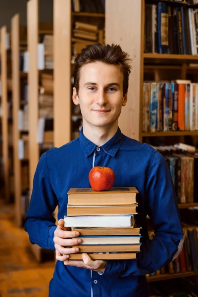 Porträtt Leende Manlig Student Med Bunt Böcker Biblioteket — Stockfoto