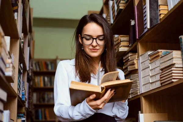 Studentka Knihovně Čte Knihu — Stock fotografie