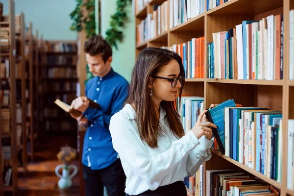 Студенты Колледжей Просматривают Различные Книги Библиотеке Найти Необходимую Информацию Подготовиться — стоковое фото