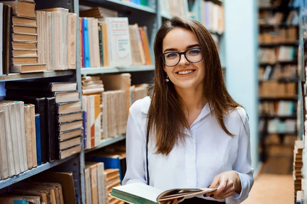 Весела Студентка Книгою Руках Бібліотеці — стокове фото