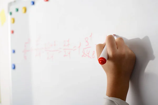 Edukacja Szkoła Podstawowa Nauka Matematyka Koncepcja Ludzi Ręka Młodego Ucznia — Zdjęcie stockowe