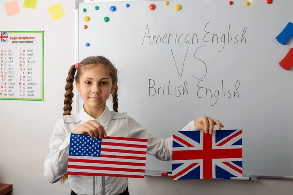 Разница Между Американским Британским Английским Юный Ученик Показывает Флаги Сша — стоковое фото