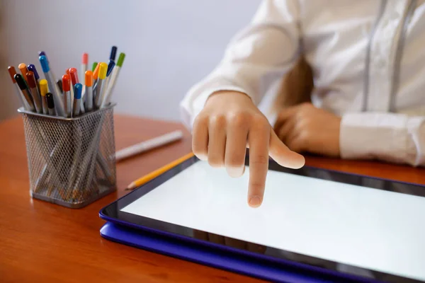 Estudiante Secundaria Usando Tableta Durante Una Lección Tecnologías Modernas Aula —  Fotos de Stock