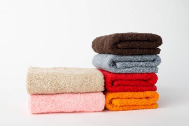 Gri arkaplanda renkli havlular