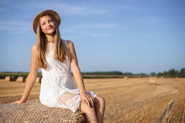 Menina Alegre Vestido Branco Chapéu Palha Sentado Fardo Palha Contra — Fotografia de Stock