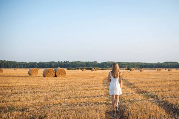 Menina Solitária Vestido Branco Andando Lentamente Campo Agrícola Após Colheita — Fotografia de Stock