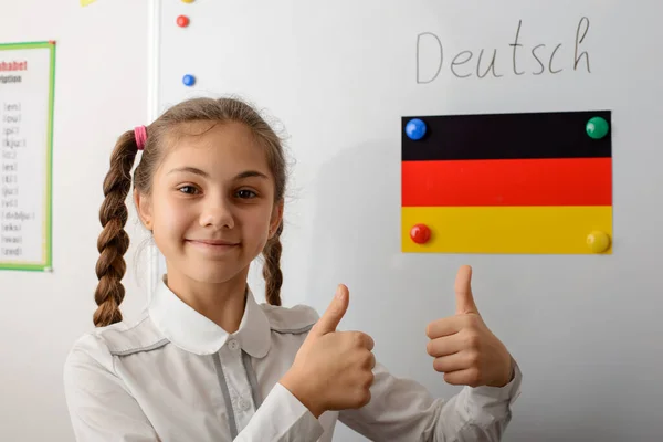 Gelukkige Leerling Die Duimen Laat Zien Buurt Van Vlag Van — Stockfoto