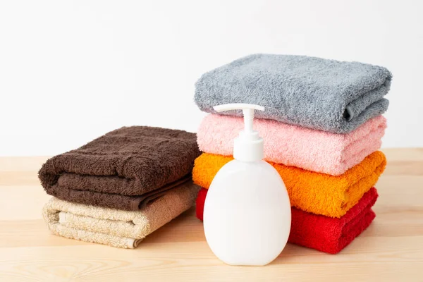 Bottle Shower Gel Stack Towels Wooden Table — Stock Photo, Image