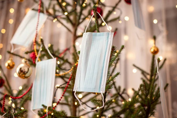 Weihnachtsbaum Geschmückt Mit Medizinischen Einmalmasken Feiern Zum Neuen Jahr 2021 — Stockfoto