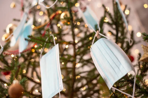 Nahaufnahme Eines Mit Girlanden Aus Medizinischen Schutzmasken Geschmückten Weihnachtsbaums Konzept — Stockfoto