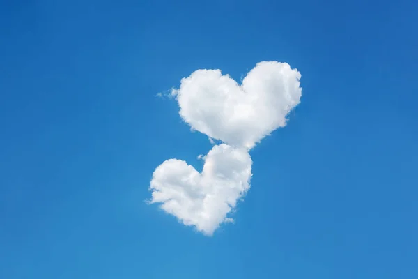 Két Szív Alakú Felhő Kék Tiszta Égen Szeretet Odaadás Érzések — Stock Fotó