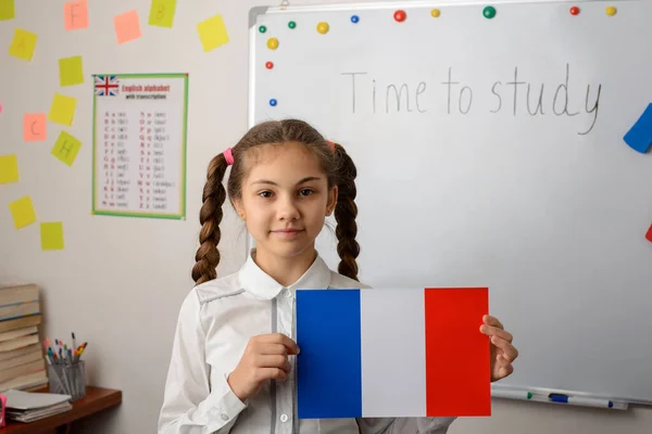 Écolière Classe Avec Drapeau Français Près Tableau Blanc Concept Apprentissage — Photo