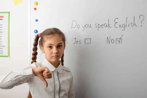 Triest Schoolmeisje Dat Duimen Naar Beneden Laat Zien Slecht Engels — Stockfoto