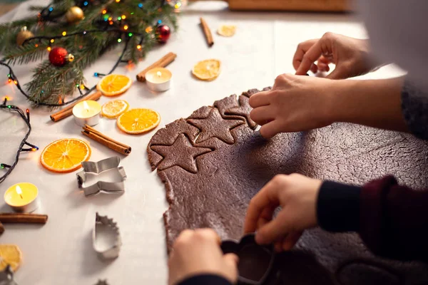 Cozinhar Biscoitos Natal Mãe Seu Filhinho Preparando Para Celebrar Natal — Fotografia de Stock
